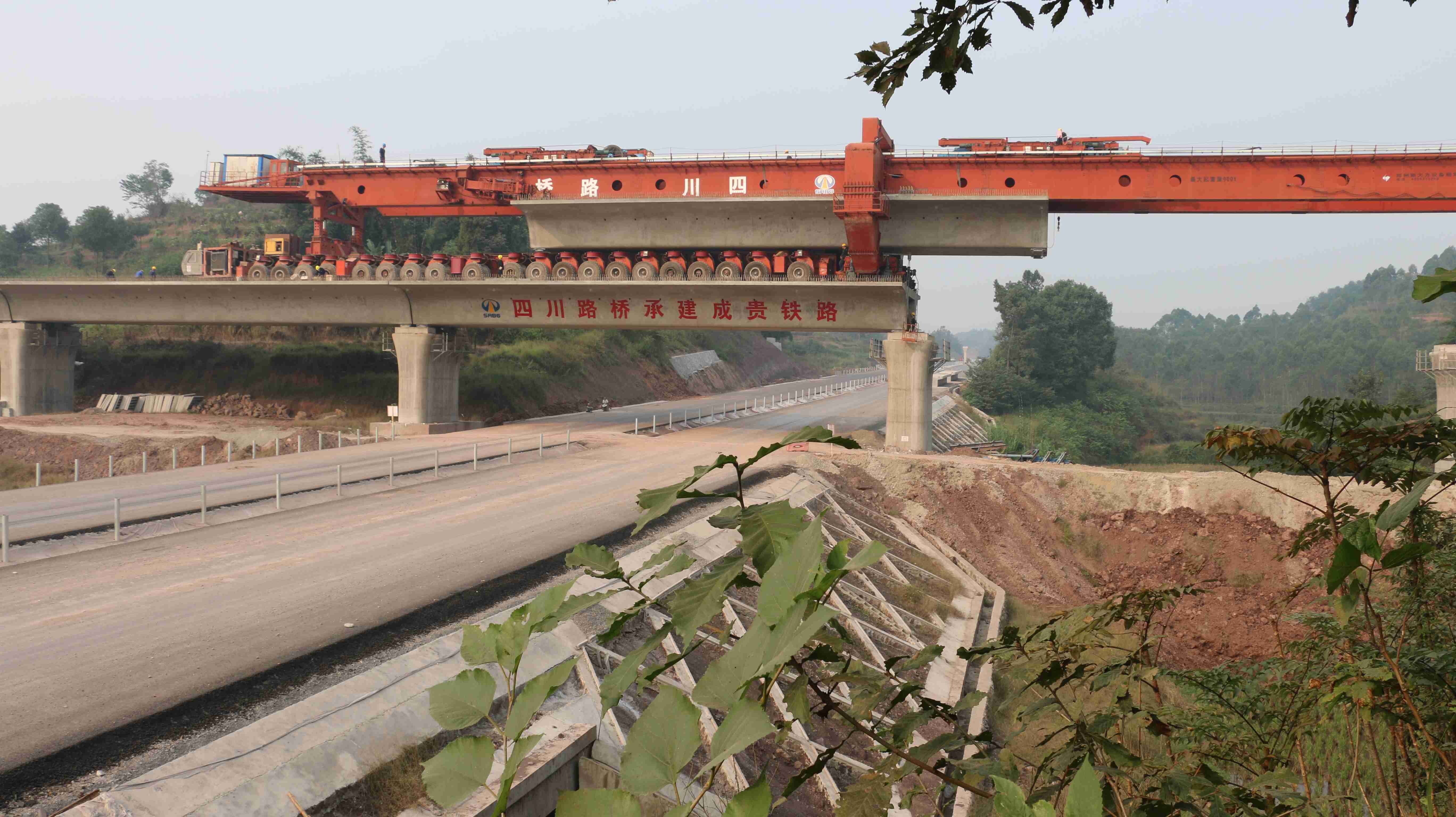 3成都至貴州客運專線,起于四川省成都市,途徑樂山市、宜賓市而后進入云南省境內過威信縣、鎮雄縣進入貴州省畢節市、至貴陽市,與貴廣客運專線貴陽東站鏈接,形成四川至珠三角等沿海地區的快速大通道,全長約632.60公里,預計2019年12月通車建成。.jpg 3成都至貴州客運專線,起于四川省成都市,途徑樂山市、宜賓市而后進入云南省境內過威信縣、鎮雄縣進入貴州省畢節市、至貴陽市,與貴廣客運專線貴陽東站鏈接,形成四川至珠三角等沿海地區的快速大通道,全長約632.60公里,預計2019年12月通車建成。.jpg