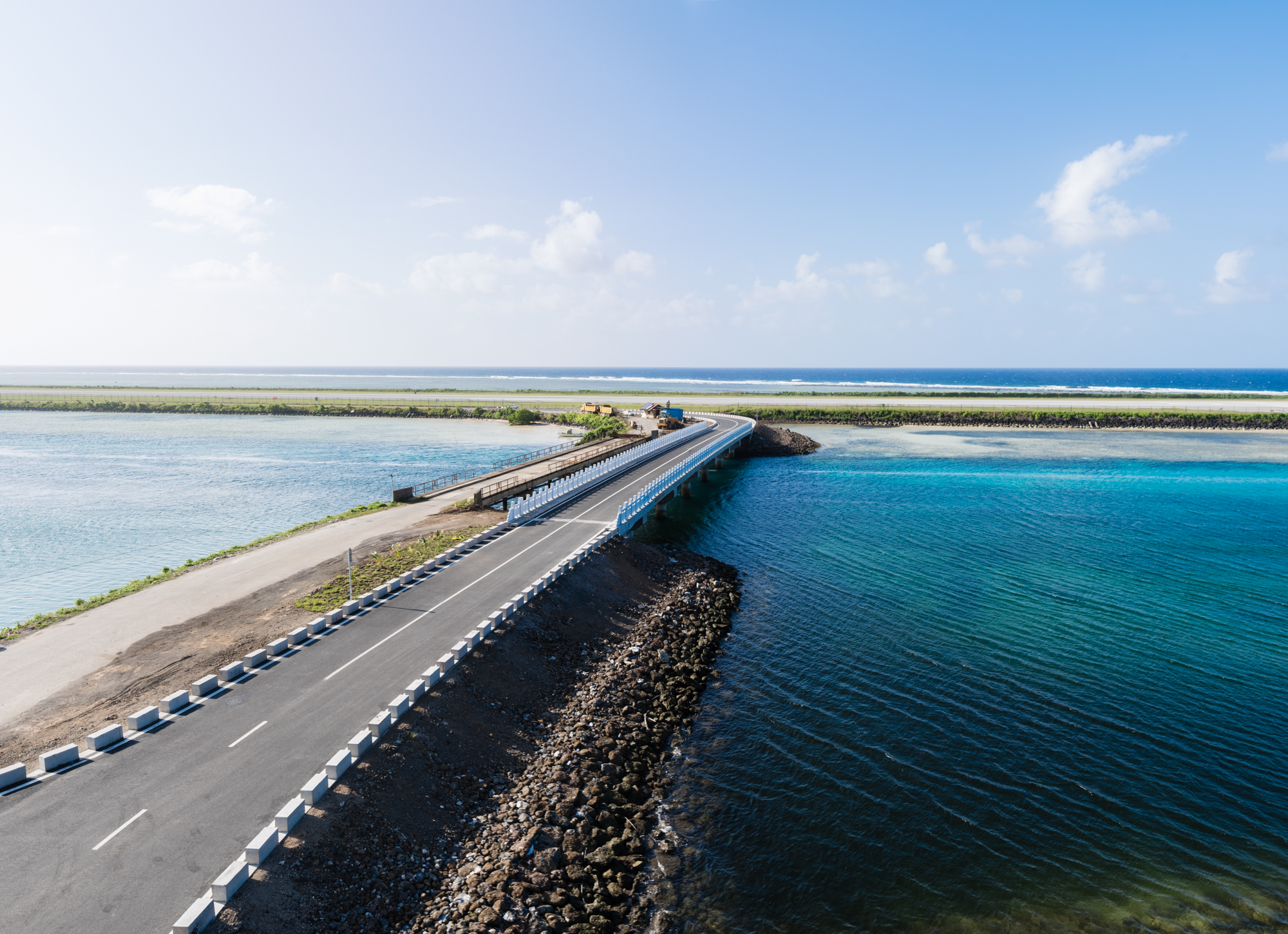 3密克羅尼西亞科斯雷州大橋,四川路橋首次獨立中標的海外援建項目,也是密克國內規模最大的經濟援建項目,提前四個月完成交付,獲得中國國家商務部和密國政府人民的高度稱贊。.jpg 3密克羅尼西亞科斯雷州大橋,四川路橋首次獨立中標的海外援建項目,也是密克國內規模最大的經濟援建項目,提前四個月完成交付,獲得中國國家商務部和密國政府人民的高度稱贊。.jpg